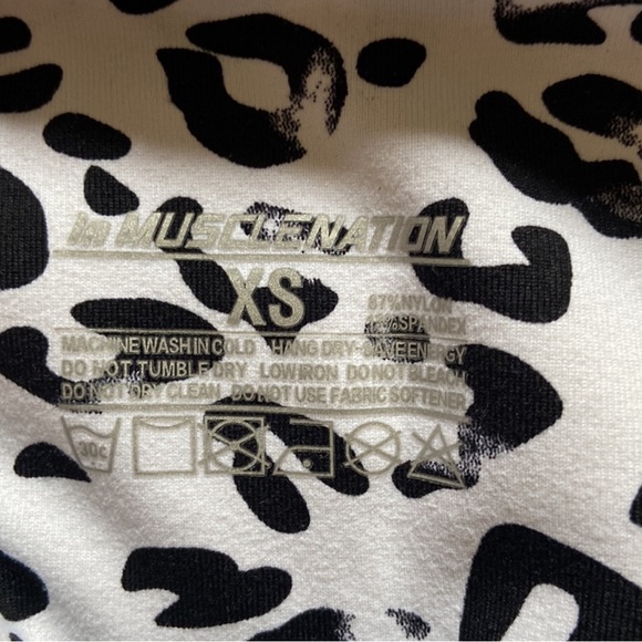 Sports bra and scrunch bum shorts set or individual - Picture 7 of 8